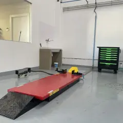 Plataforma para moto y herramientas, ideal para aprender como cambiar el aceite del coche sin elevador.
