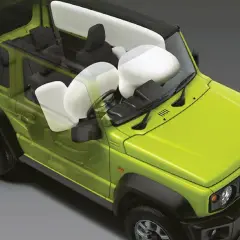 El Suzuki Jimny muestra sus airbags SRS desplegados, protegiendo a los ocupantes.
