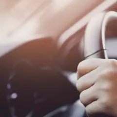 Manos al volante, sintiendo un extraño ruido al girar el volante a baja velocidad.