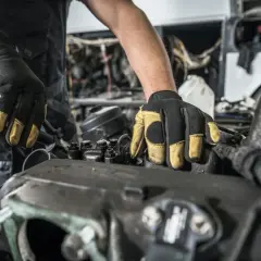 Mecánico revisa el motor 2.0 TDI BKD, buscando la causa de los problemas.
