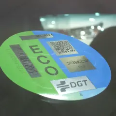 Pegatina ECO en parabrisas de coches. Identifica vehículos con bajas emisiones, contribuyendo a un futuro más verde.