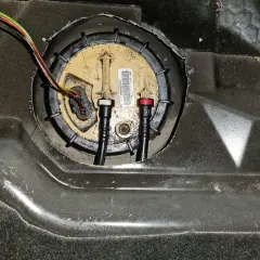 Bomba de combustible de un Ford Focus 1.6 TDCI, lista para ser reemplazada.