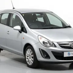 Opel Corsa 1.2 gasolina, un coche plateado con un logo de "tabale" en la parrilla. ¿Problemas comunes de este modelo?