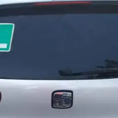 La L azul en el coche indica que el conductor está aprendiendo. Es una señal para otros conductores de que debe tener paciencia.