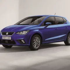 Seat Ibiza azul con llantas plateadas. La presión de las ruedas es clave para un viaje seguro.