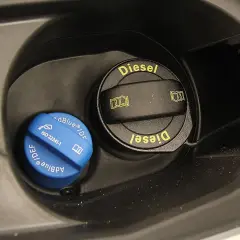 Tapa azul de AdBlue junto a la tapa negra de Diesel. Desde cuando es obligatorio el AdBlue, la normativa ha cambiado.
