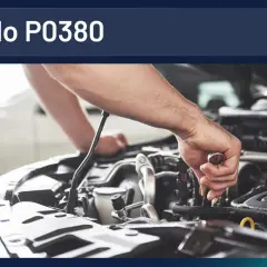 Mecánico trabajando en el motor de un Renault, solucionando el fallo P0380.