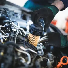 Mecánico reemplaza el filtro de combustible, una pieza esencial para el buen funcionamiento del motor.