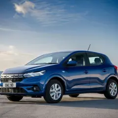 Dacia Sandero azul aparcado, ideal para consultar el libro de mantenimiento Dacia Sandero GLP.