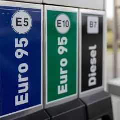 Tres dispensadores de combustible: Euro 95 E5, Euro 95 E10 y Diesel B7. Elige el tipo de gasolina adecuado para tu vehículo.