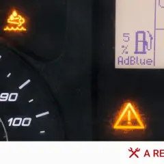 Testigo AdBlue encendido, indicando bajo nivel o problema. Es hora de resetear testigo AdBlue y revisar el vehículo.