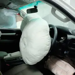 Interior de un coche con todos los airbags desplegados. Los airbags son sistemas muy seguros pero, en esta imagen, muestran su gran tamaño y cómo protegen el habitáculo.
