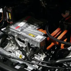 Componentes del motor de un coche eléctrico. El mantenimiento de un coche eléctrico se centra en estos sistemas.