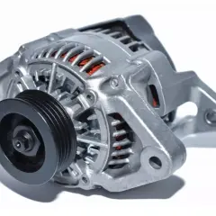 Alternador de coche plateado con polea negra. Averigua cuanto dura un alternador para mantener tu vehículo en marcha.