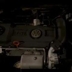 Motor TSI 1.4 de 122cv, con el logo de VW. Posibles problemas en este motor, como en otros Golf.