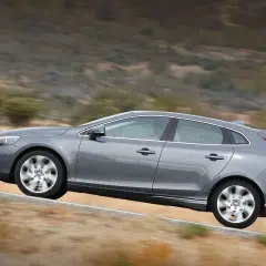 Volvo gris en movimiento, con su motor D3 ofreciendo potencia en un paisaje rural.