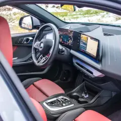 Interior de BMW 118d 143cv con asientos rojos y pantalla digital. ¿Problemas con este motor?