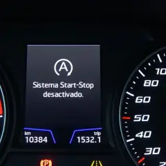 Panel de un Nissan Qashqai con mensaje "Sistema Start-Stop desactivado". Posible fallo en el sistema.