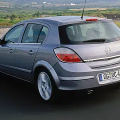 Opel Astra 1.7 CDTI 100cv en carretera. A pesar de su buen rendimiento, algunos propietarios han reportado problemas.