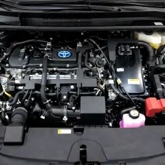 Motor de Toyota Corolla Hybrid. Si tienes problemas, esta imagen muestra el compartimento del motor.