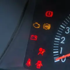 Testigos encendidos en el cuadro de un Citroën C3: ABS, motor, batería, frenos, airbags y cinturón.