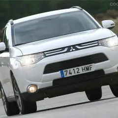 Mitsubishi Outlander 2.2 Di-D 150, un coche con posibles problemas, en un circuito.