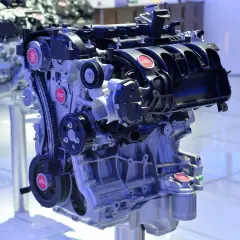Motor 1.5 EcoBoost, un corazón mecánico compacto y potente, listo para ofrecer rendimiento y eficiencia.