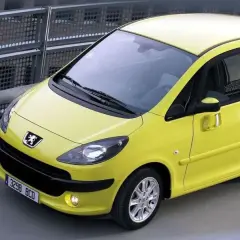 Peugeot 1007 amarillo con puertas correderas, un coche con algunos problemas conocidos, aparcado en un garaje.