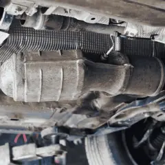 Vista inferior de un coche, mostrando el sistema de escape y el cableado. Se puede apreciar la ubicación del sensor de presión de combustible 1.6 HDI.