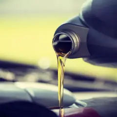 Vertiendo aceite de coche nuevo, ya que el aceite de coche caduca y necesita ser reemplazado para el buen funcionamiento del motor.