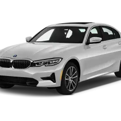 Sedán blanco BMW 330e, elegante y moderno. ¿Será que los **bmw 330e problemas** son solo un mito?