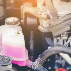 Motor de Seat León no enciende el cuadro ni arranca. El depósito de refrigerante rosa está visible, indicando un posible problema de arranque.