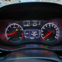 Panel de un Opel Corsa con fallo sistema ESC. Contacte servicio técnico. 73596 km.