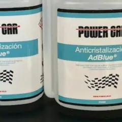 Dos botellas de AdBlue "Power Car" con etiqueta "Anticristalización". Es bueno echar aditivo al AdBlue para evitar problemas.