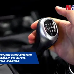Mano sujetando palanca de cambios manual, mostrando cómo usar el freno motor para reducir el desgaste del auto.