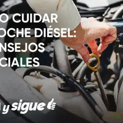 Mano revisando el nivel de aceite para el mantenimiento de un coche diésel. 5 consejos esenciales para cuidar tu motor.