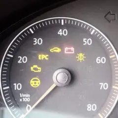 Luz EPC encendida en el tablero del coche, junto a iconos de motor y batería. Indica un problema en el sistema de control del motor.