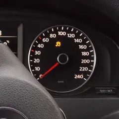 Testigo de ESP system fault en Ford Focus. El tablero muestra el icono de control de tracción encendido, indicando un problema.