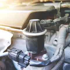 Válvula EGR de Ford Transit con conectores eléctricos y cables.
