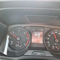 Panel de control de un Volkswagen con el sistema lane assist activo, mostrando la velocidad y señales de tráfico.