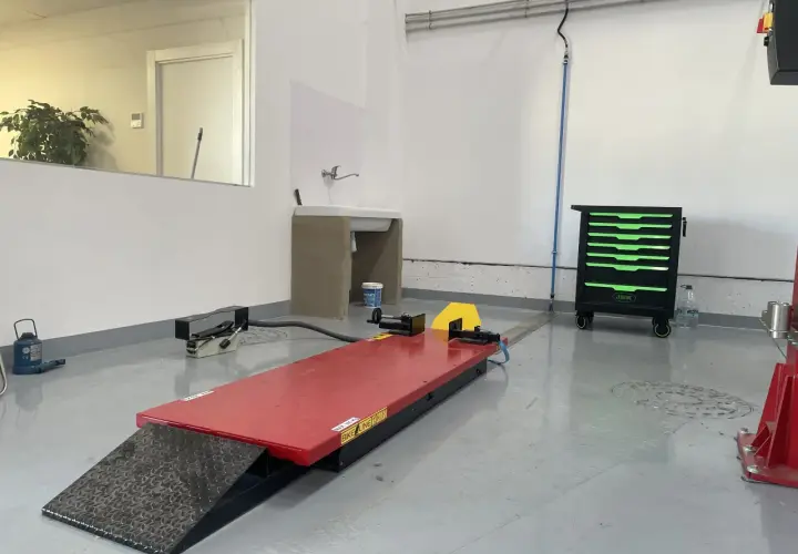 Plataforma para moto y herramientas, ideal para aprender como cambiar el aceite del coche sin elevador.