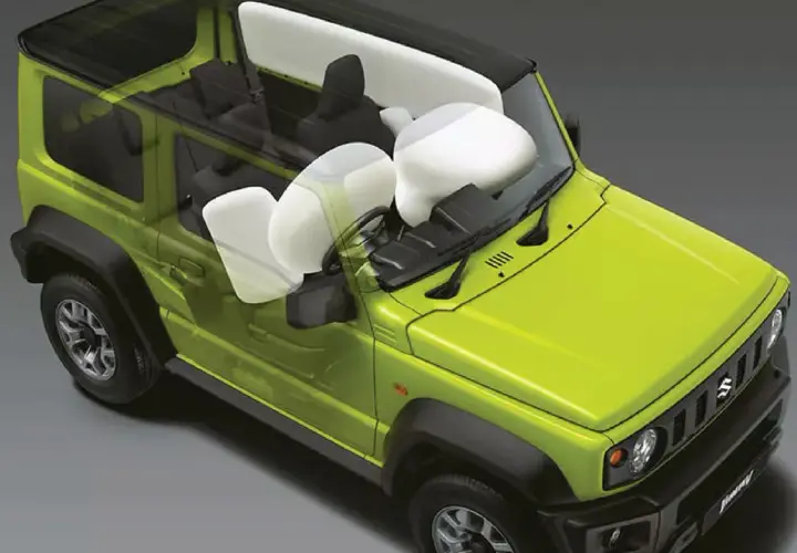 El Suzuki Jimny muestra sus airbags SRS desplegados, protegiendo a los ocupantes.