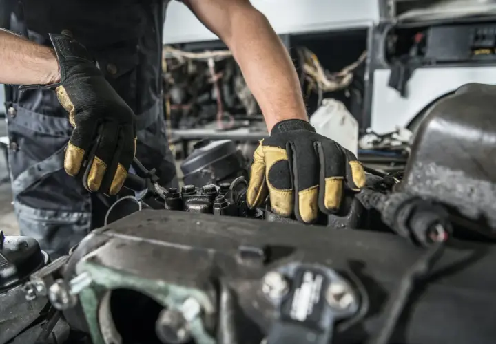 Mecánico revisa el motor 2.0 TDI BKD, buscando la causa de los problemas.