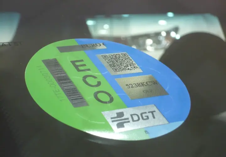 Pegatina ECO en parabrisas de coches. Identifica vehículos con bajas emisiones, contribuyendo a un futuro más verde.