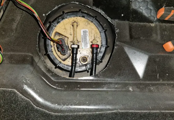 Bomba de combustible de un Ford Focus 1.6 TDCI, lista para ser reemplazada.