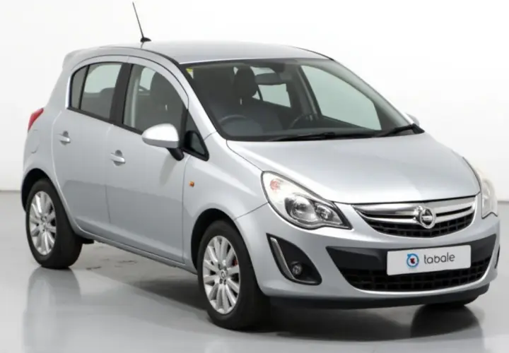 Opel Corsa 1.2 gasolina, un coche plateado con un logo de "tabale" en la parrilla. ¿Problemas comunes de este modelo?