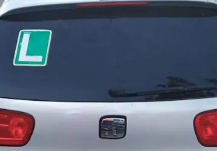 La L azul en el coche indica que el conductor está aprendiendo. Es una señal para otros conductores de que debe tener paciencia.