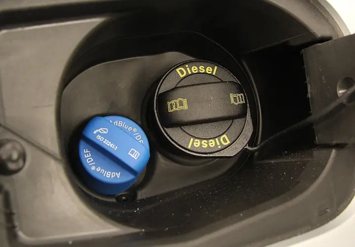 Tapa azul de AdBlue junto a la tapa negra de Diesel. Desde cuando es obligatorio el AdBlue, la normativa ha cambiado.