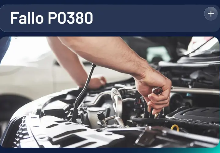 Mecánico trabajando en el motor de un Renault, solucionando el fallo P0380.