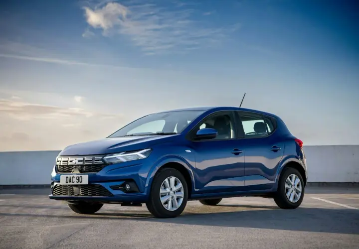Dacia Sandero azul aparcado, ideal para consultar el libro de mantenimiento Dacia Sandero GLP.